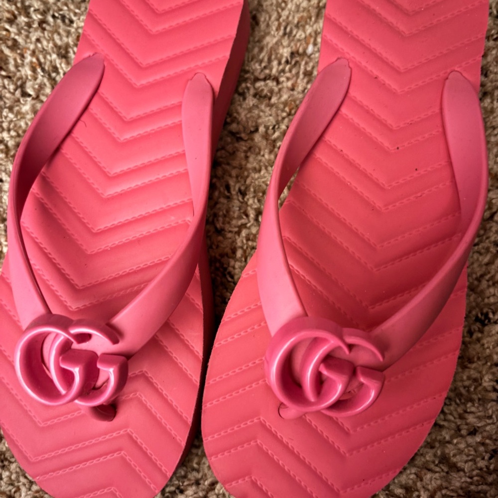 AUTHENTIC Gucci Pink GG Logo Chevron Flip Flops - Women